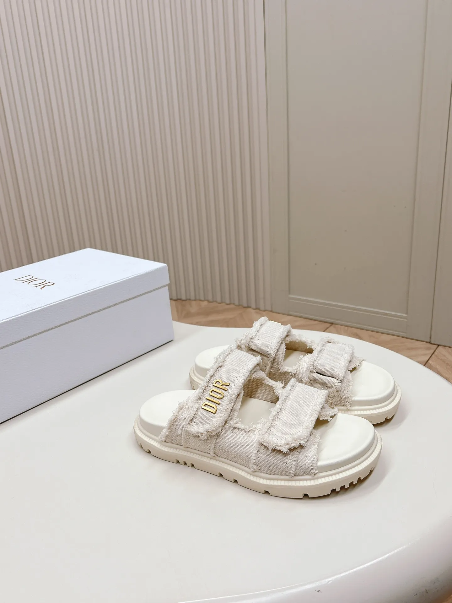 👟👟Ex-factory price 460👟👟 Classic upgrade plus 2024 new colors and the latest fabric Dior Dior classic Velcro sandals and slippers series original replica high version super durable and versatile style very comfortable on the feet, slim and white original cloth upper, original d hardware buckle, original TPU outsole Size: 35-41